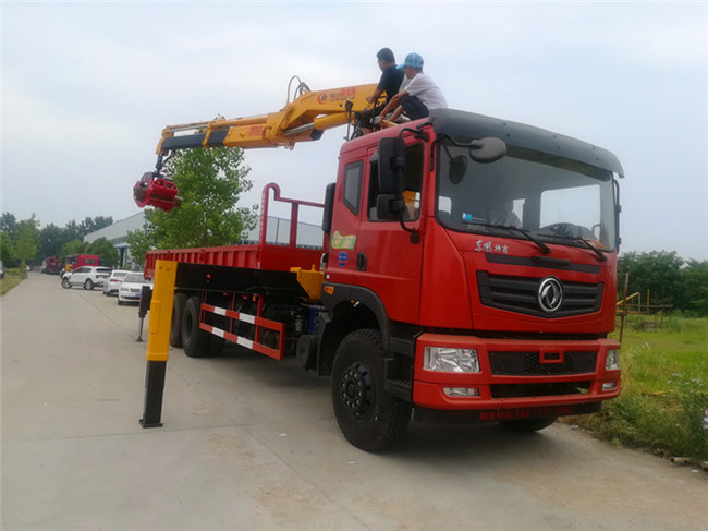 東風特商8噸抓木頭隨車吊