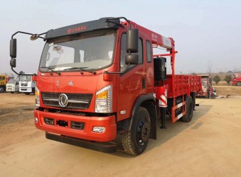 裝6.3噸吊機(jī)，廂長(zhǎng)5.8米的，最便宜的東風(fēng)隨車吊（自備吊）